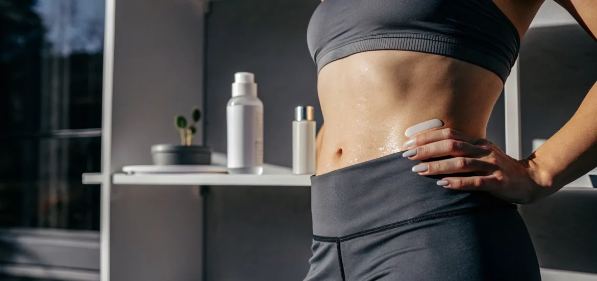 how-to-fade-stretch-marks-after-weight-loss-654780 Visible stretch marks on a woman's stomach after weight loss.