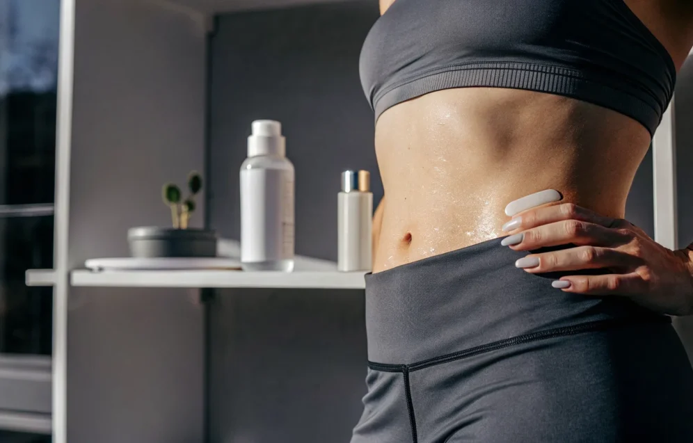 how-to-fade-stretch-marks-after-weight-loss-654780 Visible stretch marks on a woman's stomach after weight loss.