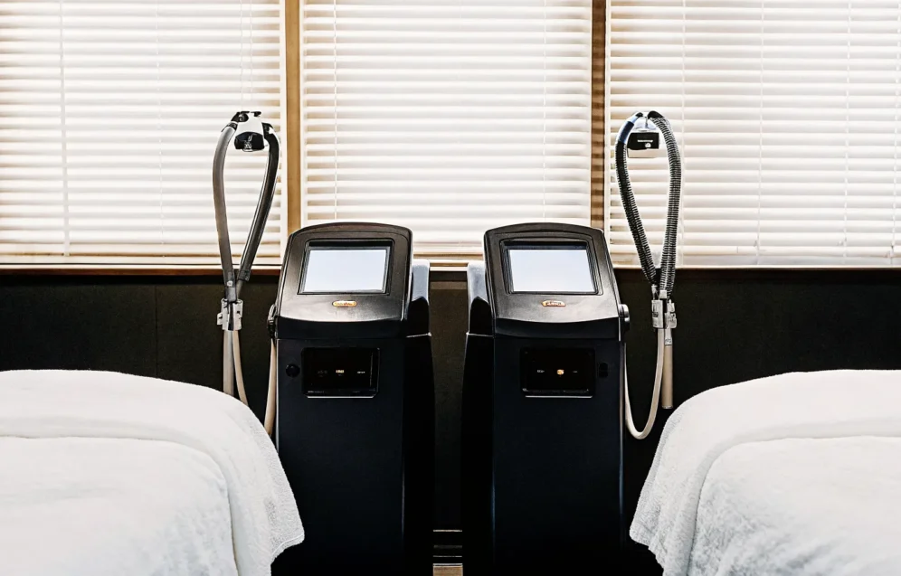 endolift-vs-coolsculpting-what-tampa-patients-should-know-874587 Medical spa treatment room with advanced laser body contouring equipment in a modern Tampa clinic
